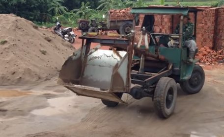 Une pelle mécanique faite à partir d'un vieux camion et de matériel de récupération